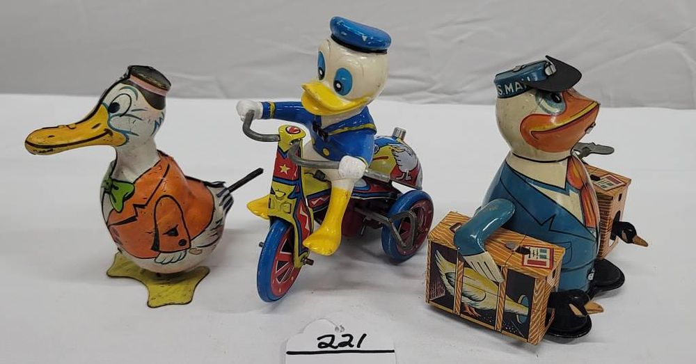 Lot 221: Japan Tin Litho Donald Duck - Duck Toy