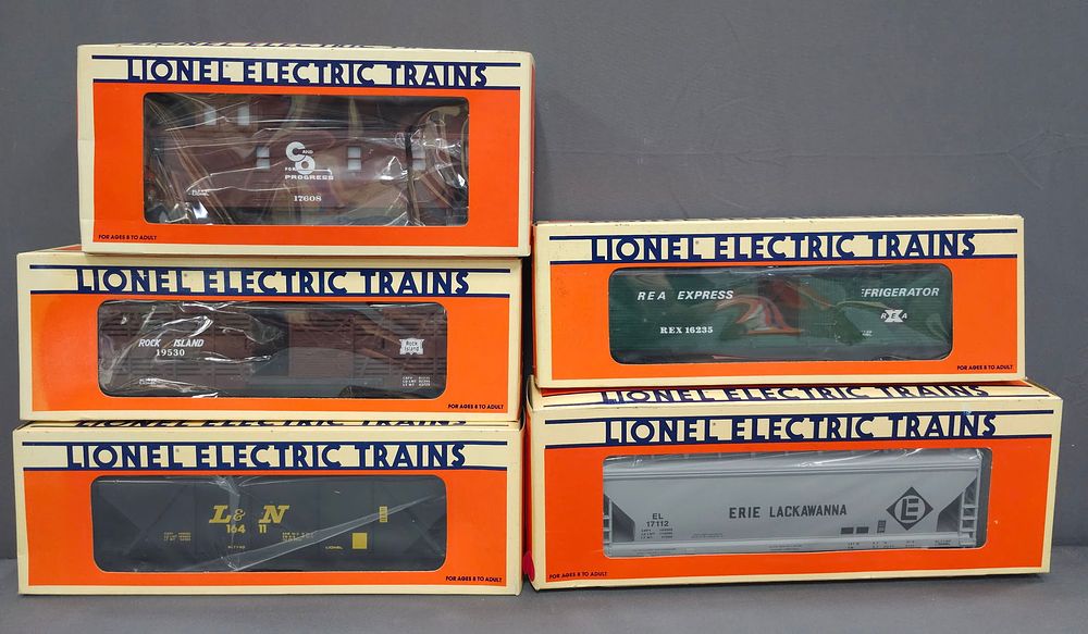 Lot 247: Lionel Box Car & Caboose Lot (NIB) Modern Era, O Gauge. Lionel Box Car & Caboose Lot (NIB) 1. Erie