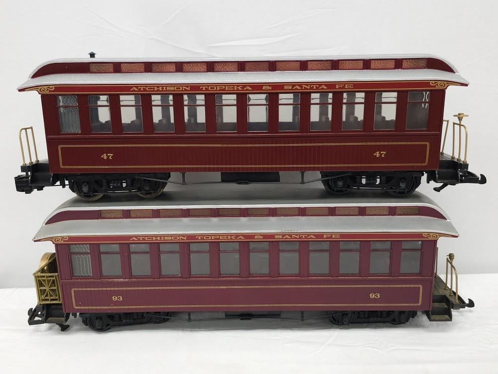 Lot 271: G Scale Bachman AT & SF Passenger Car Lot of 2