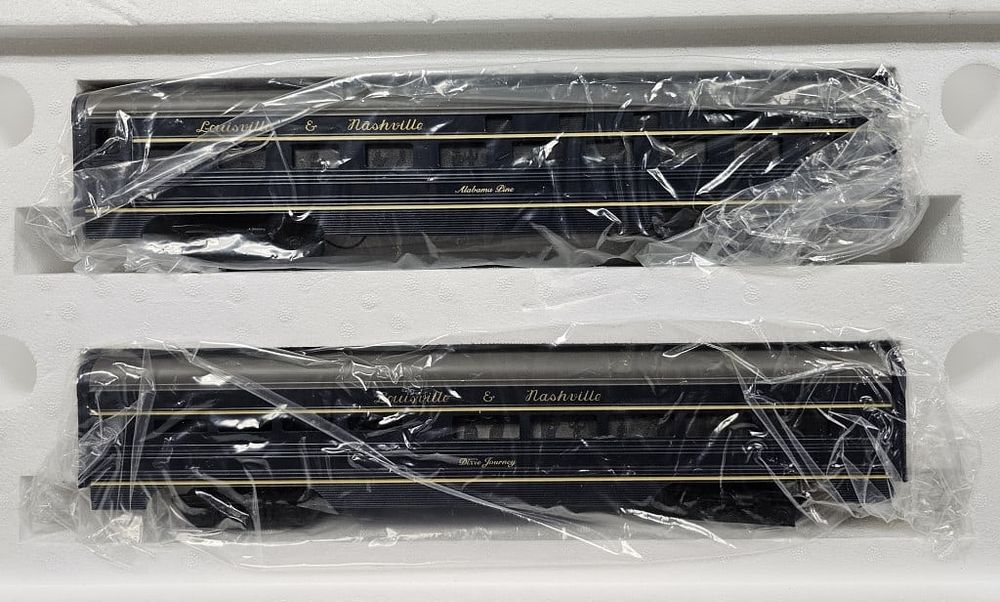 Lot 106: MTH L&N 60' Aluminum Sleeper/Diner Set