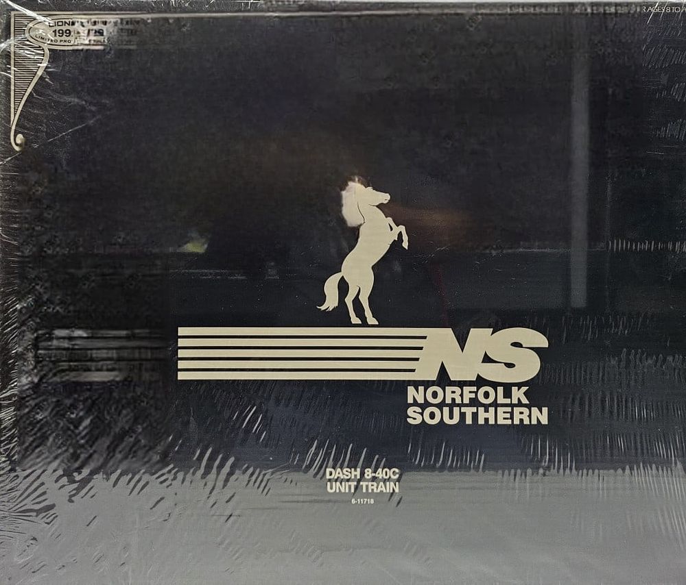 Lot 108: Lionel Norfolk Southern Dash 8 Unit Train Set C-10