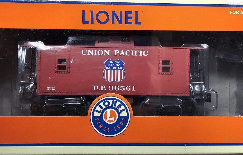 Lot 204: Lionel Union Pacific Caboose Lot of 2 In (C-9)
