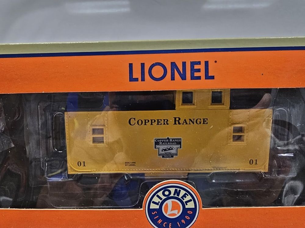 Lot 224: Lionel Copper Ore Range Car (BLK) & Caboose Lot