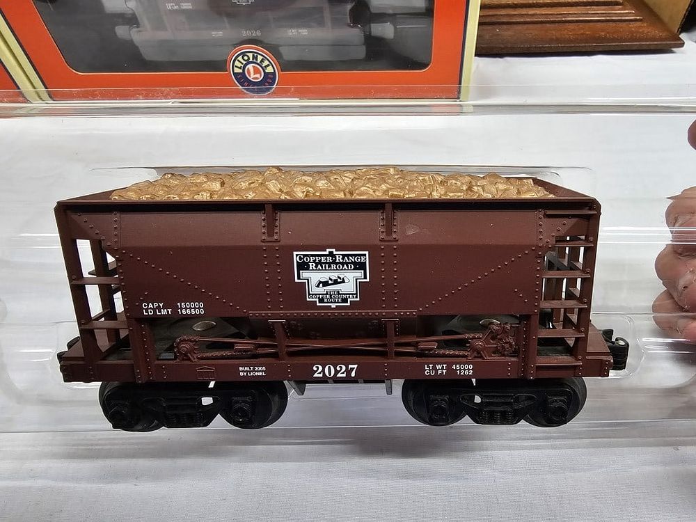 Lot 225: Lionel Copper Range Ore Car (Red) Lot of 4