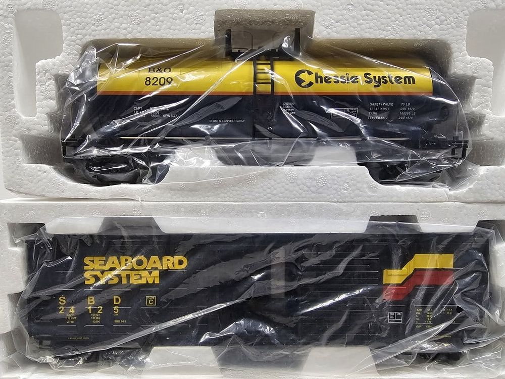 Lot 244: MTH Chessie Tank Car & Seaboard Waffle Box Car Lot