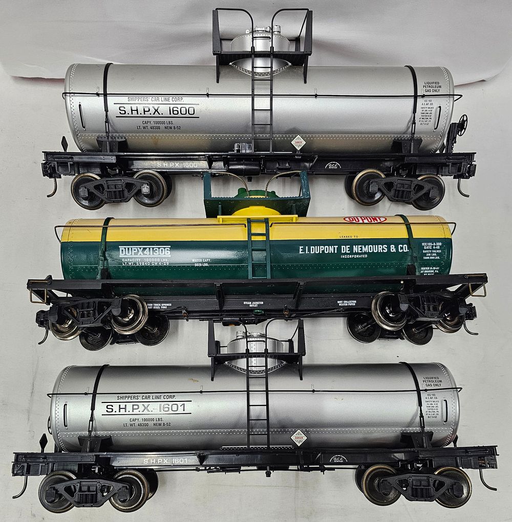 Lot 138: USA TRAINS Tank Car Lot of 3