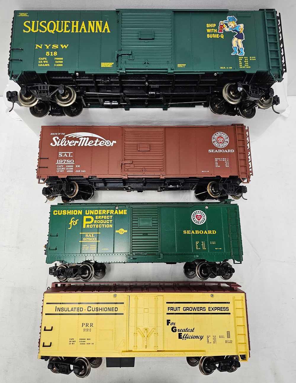 Lot 141: Lionel & Aristo-Craft Freight Car Lot of 4