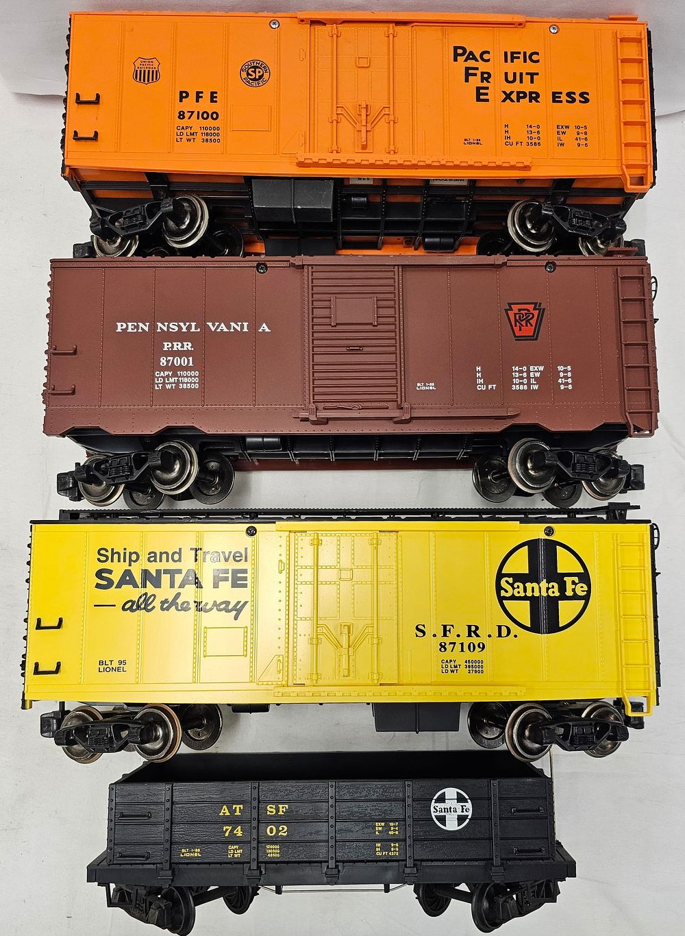 Lot 142: Lionel G-Scale Box Car & Gondola Lot of 4