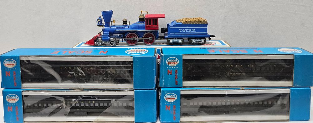 Lot 217: N-Scale Jupiter Stema Engine & Santa Fe Cars