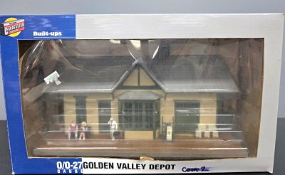Walthers Golden Valley Depot O/O-27 Gauge. Lightly used, C-9 in box. Missing baggage car.