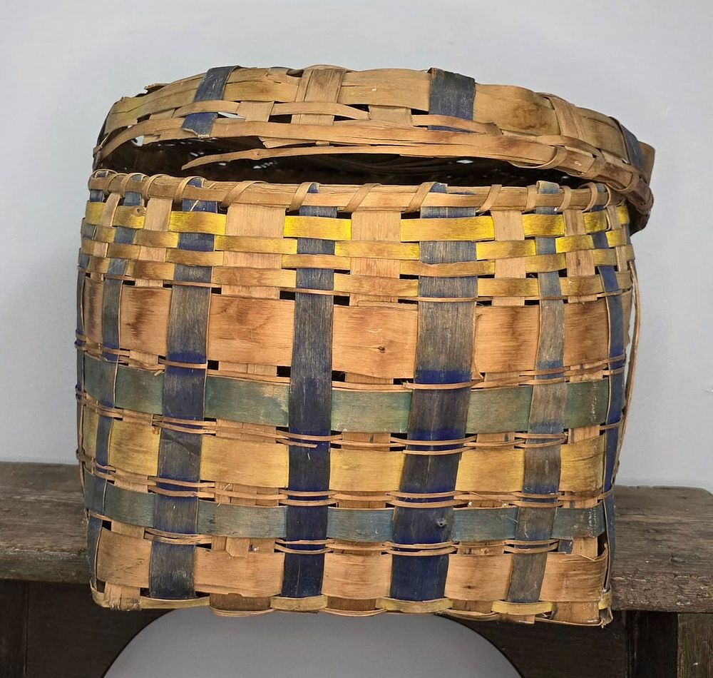 Lot 79: Large Maine Round Covered Native American Basket