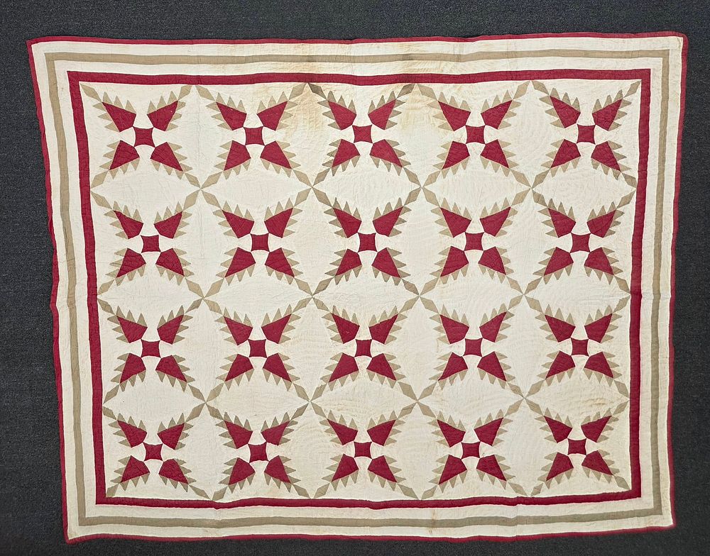 Lot 41O: 1880-90s Turkey Tracks Pattern Quilt
