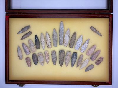 29 Agate Basin Points. Twenty-nine Agate Basin-style flaked stone projectile points in a palette 