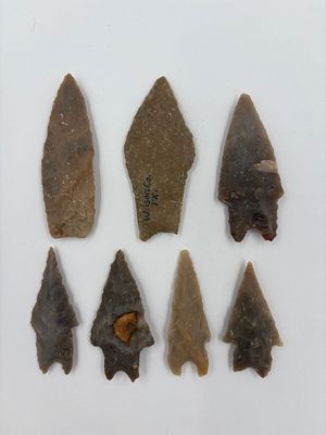 7 Texas Points. Seven flaked stone projectile points in varying tan, brown and gray tones with 