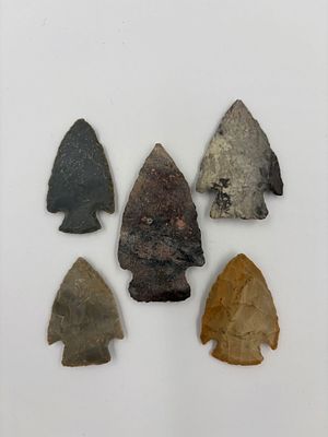 5 Nice Hopewell Points. Five Hopewell-style flaked stone projectile points made from varied 
