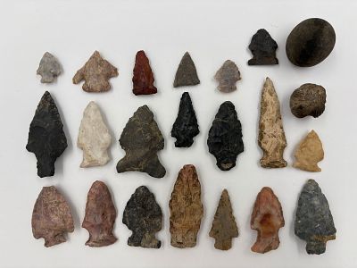 Group of Miscellaneous Flint Arrowheads. Assorted flaked chert and flint projectile points 