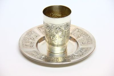 רבי יאשיהו פינטו - גביע קידוש ותחתית מוכספים חתומים SD999 שניתנו במתנה לרגל חתונה, נושא הקדשה 