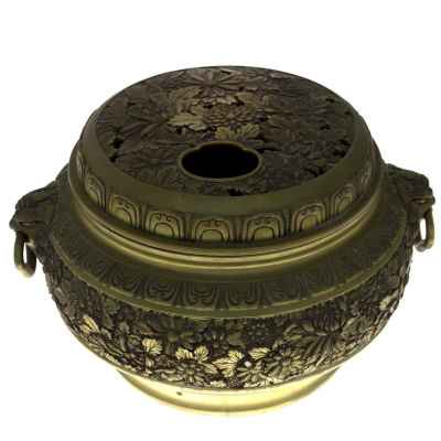 מקטיר סיני עתיק עשוי פליז , עבודת גילוף צפופה ואיכותית. גובה: 21 ס"מ 
אורך: 29 ס"מ