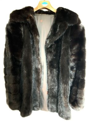 מעיל פרווה איכותית במצב מצוין מאת המעצבת Kara Trutnov. נושא תווית היצרן בפנימית. מידות: 77 / 