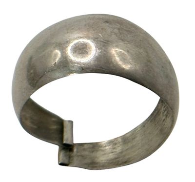 טבעת כסף . מידה אמריקאית : 9 1/2 
משקל : 1.33 גרם