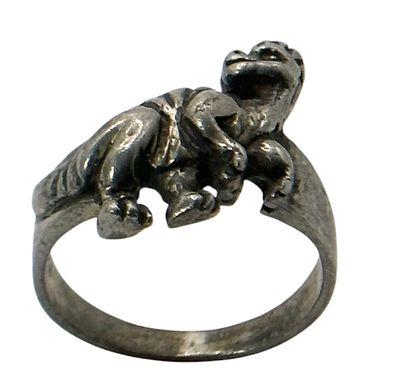 טבעת כסף . מידה אמריקאית : 8 
משקל : 5.33 גרם