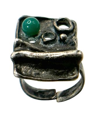 טבעת כסף משובצת אבן חן. מידה אמריקאית : 7 
משקל : 7.07 גרם