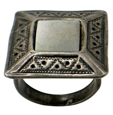 טבעת כסף 925. מידה אמריקאית : 8 1/2 
משקל : 7.75 גרם