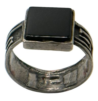 טבעת כסף משובצת אבן אוניקס. מידה אמריקאית : 7 
משקל : 4.27 גרם