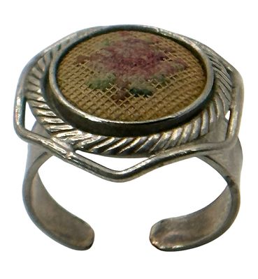 טבעת כסף . מידה אמריקאית : 8 
משקל : 6.07 גרם