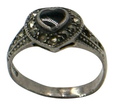 טבעת כסף 925 משובצת אבן אוניקס בצורת לב. מידה אמריקאית : 6 3/4 
משקל : 2.67 גרם