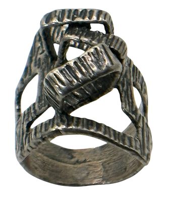 טבעת כסף . מידה אמריקאית : 6 1/4 
משקל : 5.79 גרם