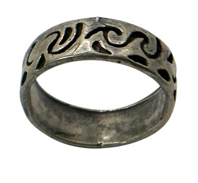 טבעת כסף . מידה אמריקאית : 6 3/4 
משקל : 3.99 גרם