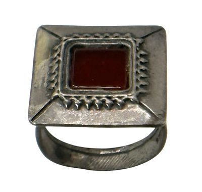 טבעת כסף משובצת אבן חן. מידה אמריקאית : 7 
משקל : 6.55 גרם