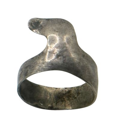 טבעת כסף . מידה אמריקאית : 8 
משקל : 3.1 גרם