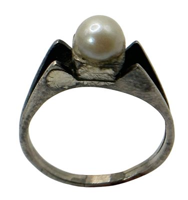 טבעת כסף משובצת פנינה. מידה אמריקאית : 7 1/4 
משקל : 2.49 גרם