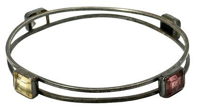 צמיד כסף משובץ אבני חן. משקל : 15.7 גרם 
מידה (שסגור) : 8 ס"מ