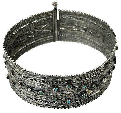 צמיד כסף עבודת פיליגראן משובץ אבני חן. משקל : 28.85 גרם 
מידה (שסגור) : 6.5 ס"מ