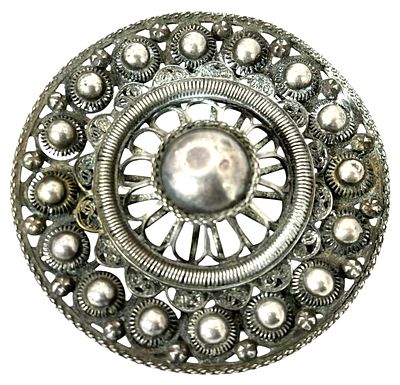 סיכת כסף גדולת מידמים בעבודת פיליגראן. 23.33 גרם 
60 מ"מ