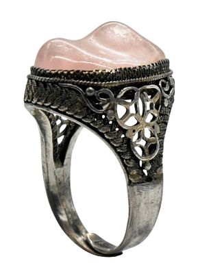 טבעת כסף סינית לייצוא Chinese Export מעוטרת בעבודת פיליגראן ומשובצת אבן Rose Quartz. חתומה: 