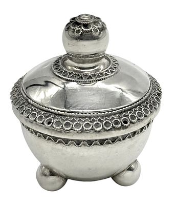 קופסאת טבק ארצישראלית מוקדמת עשויה כסף סטרלינג 925 ומעוטרת בעבודת פיליגראן
. מידות: 5.5 / 4.5