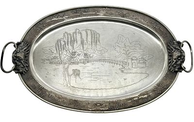 מגש ויאטנמי עשוי כסף 900 מעוטר בחריטות מרהיבות של סצינת כפר בהיקפו ומרכזו לצד ידיות בדמות ראשי 