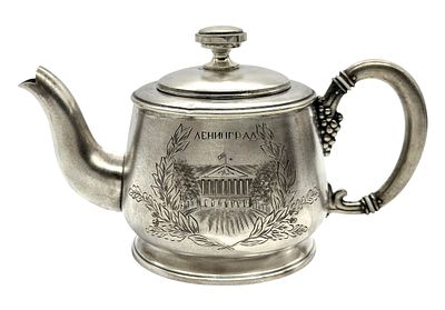 קומקום רוסי / סובייטי לא נפוץ עשוי כסף 875 ומעוטר בחריטת בניין האדמירלות בסנקט פטרסבורג והכיתוב 