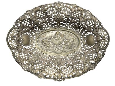 Adolf Mayer - קערת כסף 800 גרמנית מעוטרת בתבליטי נערי חמדה רוכבים על תיש. סוף המאה ה19 - תחילת 