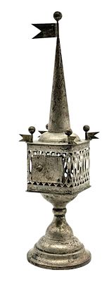 מגדל בשמים עתיק עשוי כסף 800 מעוטר בעבודה פתוחה. צ'כוסלובקיה 1921-1929. חתום בחותמת יצרן AP. גובה 