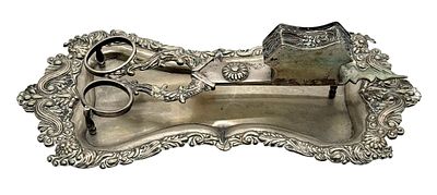 סט אלט ויין הכולל מספריים לחלב הנר ומעמד ייעודי עשוי כסף 13. וינה , אוסטריה 1835. משקל כולל: 