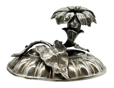 מעמד שולחני לעט אלט ויין עשוי כסף 13. וינה , אוסטריה 1834. בסיס מוכבד. העט המוצג בתצלום אינו 