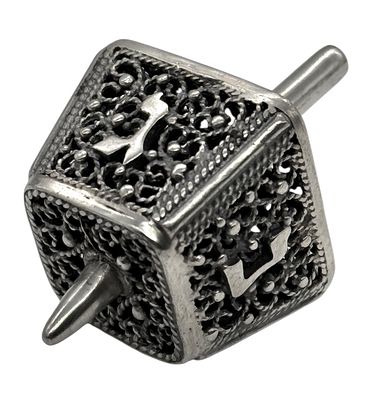 סביבון כסף ישן ואיכותי עשוי בעבודת פיליגראן נושא ראשי תיבות " נגהש - נס גדול היה שם " . גובה: 4 ס"מ