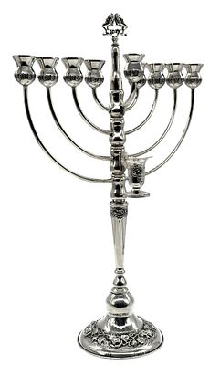 הצורפים Hazorfim - חנוכיה גדולת מימדים עשויה כסף סטרלינג 925 מעוטרת בסיומת מפוסלת בדמות אריות. מ 