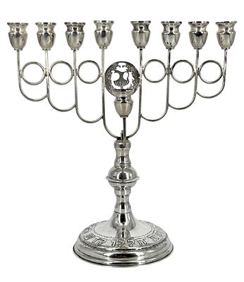 חנוכיה מעניינת ולא שגרתית עשויה כסף סטרלינג 925 מעוטרת בלוחית מרכזית מנוסרת בצורת פך השמן 