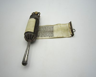 מגילת אסתר מיניאטורית בנרתיק מפואר מכסף. Miniature Esther Scroll in Filigree Silver Case